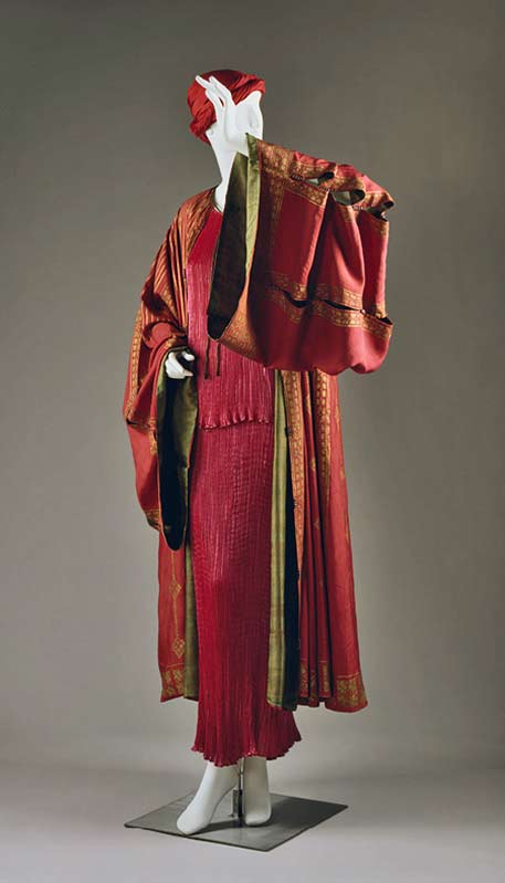 Mariano-Fortuny,-red silk Dressing-Gown,