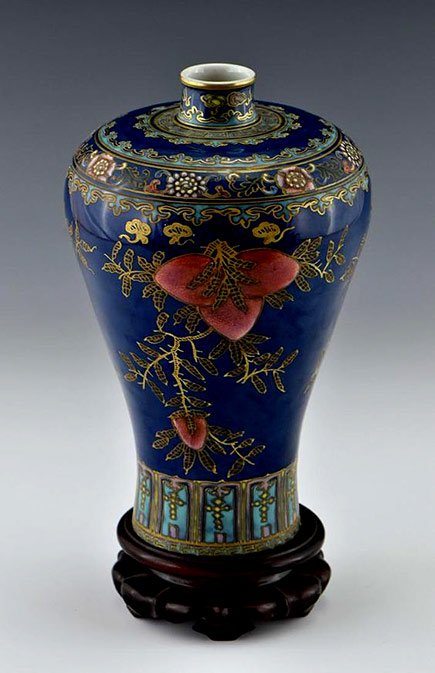 Chinese-Qing-Dynasty-porcelain-vase,-MeiPing-form