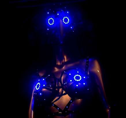 Utopian-bodies-fashion-looks-forward-exhibition_t393d0fb5