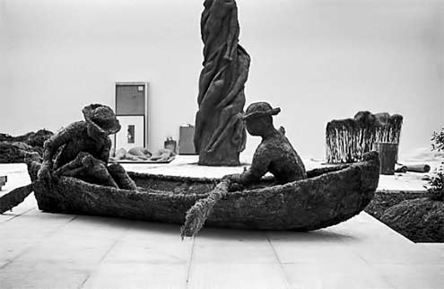 A boat with two oars made of tree roots and soil by Finnish Olavi Lanoo,Venice 1978Photo by Adriano AlecchiMondadori Portfolio via Getty Images)