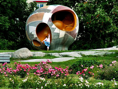 Agget-by-egon-moller-nielsen children play sculpture