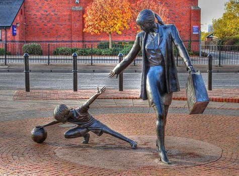 Mother-&-Child-street sculpture by Alan Wilson