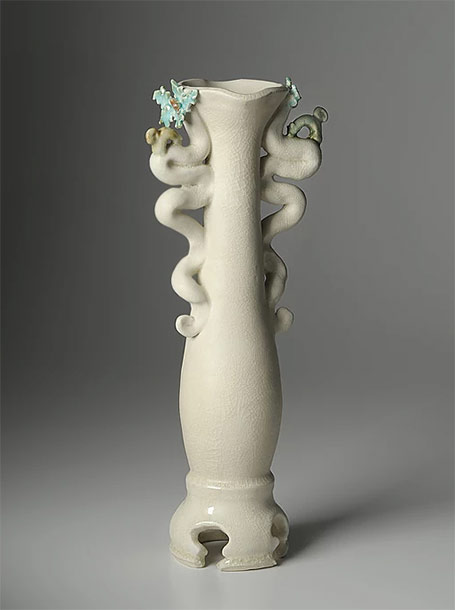 Alice-Federico white vase with elegant handles