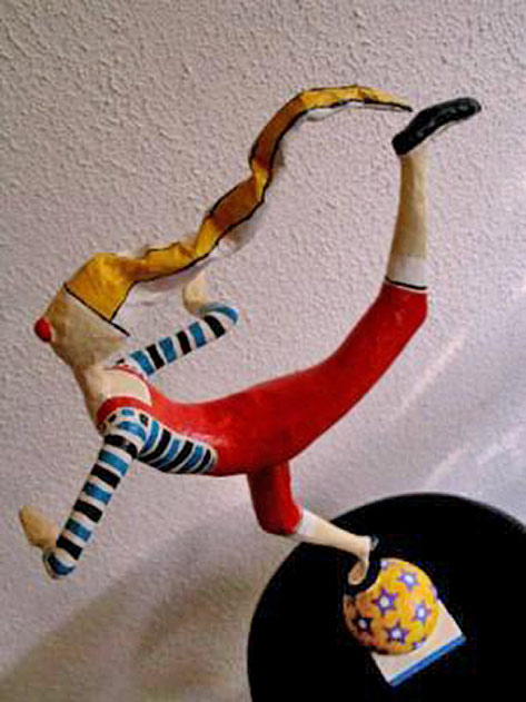 Ball-bearer-Fábio-de-Souza-Pinheiro - balancing clown on a ball