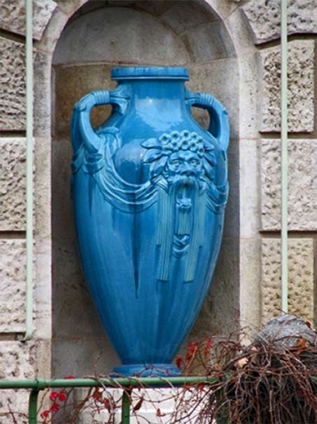 Blue-amphoras-vase located-at-Stadtpark