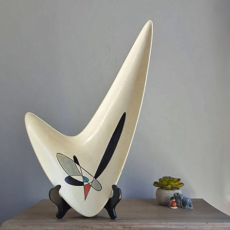 California-Contempora-Boomarang-Jawbone-Serving-Dish-by-Metlox-Poppytrail,-Mid-Century