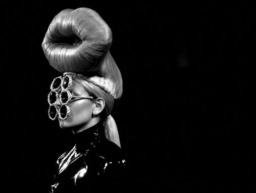 charlie-le-mindu-headpiece-kiss-me-ss-2011-photo-by-vernie-yeung