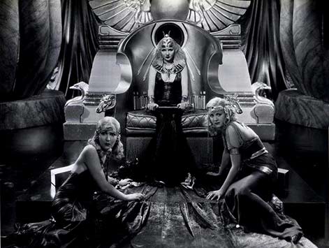 Claudette-Colbert on a throne as Celopatra