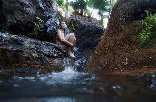 girl-sitting-in-rockpool -emma-gorge-el-questro-wilderness-park