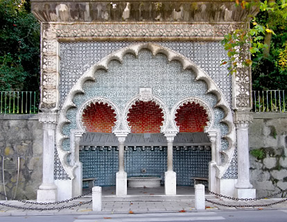 Azulejos moorish fountain_à_Sintra,_région_de_Lisbonne,_Portugal