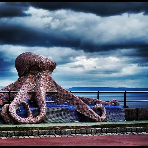 Giant-Octopus-Sculpture-in-Spain---The-Walk