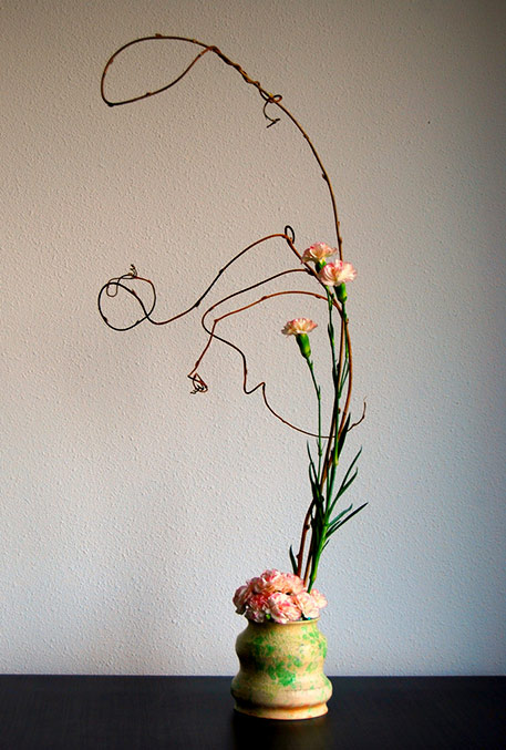 Ikebana-'On-the-way-to-the-top'-(Otomodachi) climbing pink flowers