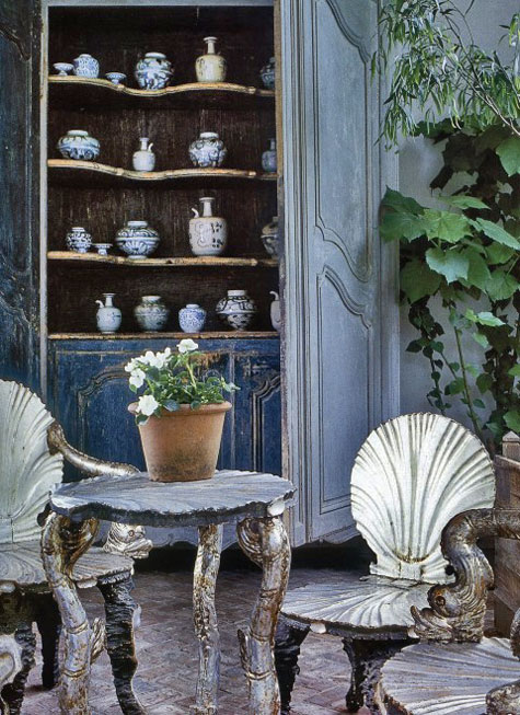 interior-design-by-axel-vervoordt cabinet with Chinese porcelain