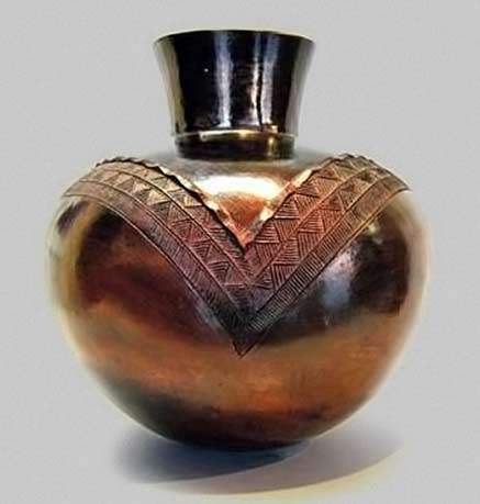 jabu-nala Zulu pottery vessel