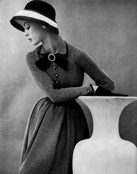 Model Jean-Patchett-posing-with-large-amphora-pot