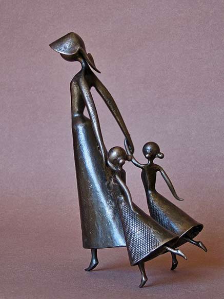 Jean-Pierre-Augier-french-sculptor - A hooded lady walking with two girls