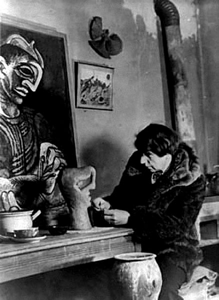 Jeanne-Mammen-at-work-in-her-studio.-1946-