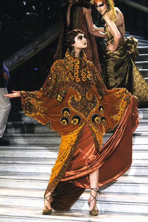 John-Galliano-for-Christian-Dior-Tribute-to-Marchesa-Luisa-Casati - model in Dior outifit