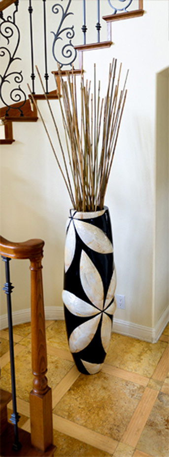 Black and white kabibe_seashell_floor_vase