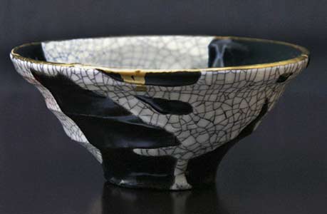 Masaki-Tomabechi-elegant tea-bowl in black, gold and white