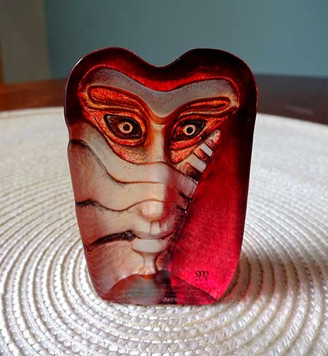 Mats Jonasson minature kiwok red glass face sculpture