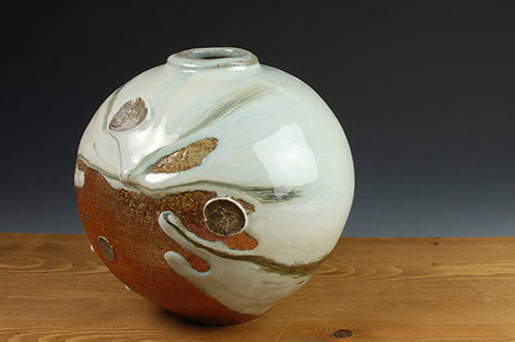Matthew-Blakely-ceramic-globe-vase with white sideway drip glaze