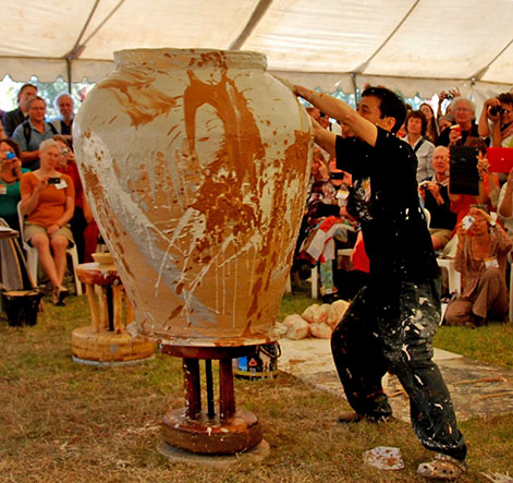 Making a Monumental-clay-pot demonstration