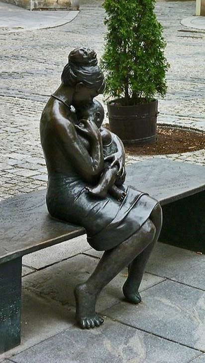 Mother-And-Child-street sculpture,Olomouc,-Czech-Republic