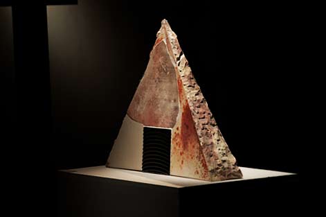 munemi-yorigami-triangular shaped recreation sculpture