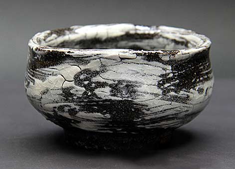 Nakagawa-Kyohei-tea-bowl with crackled surface in black and white