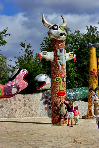 niki-de-saint-phalle-queen-califia's-magical-circle-mosaic-sculptures