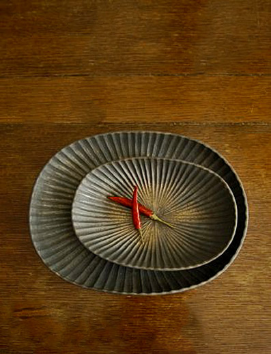 Oval-platters-by-Japanese-ceramic-artist-Yasushi-Kuno.-via-ameblo
