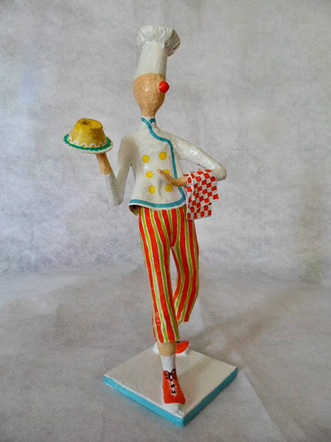 Papel-pra-toda-Obra-chef carrying a cake