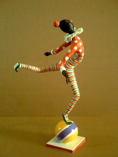 Papel pra toda Obra -- girl balancing on ball
