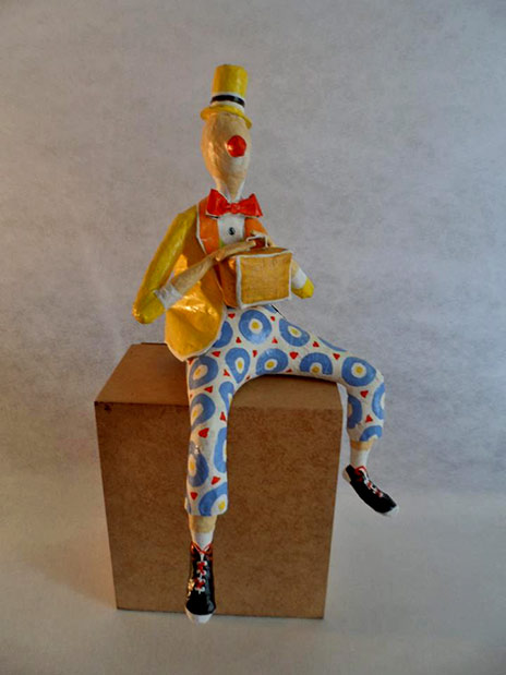 Papel-pra-toda-Obra-clown-on-box in yellow top hat