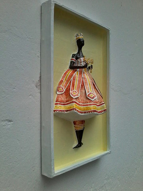 Papel pra toda Obra wall relief with crowned female