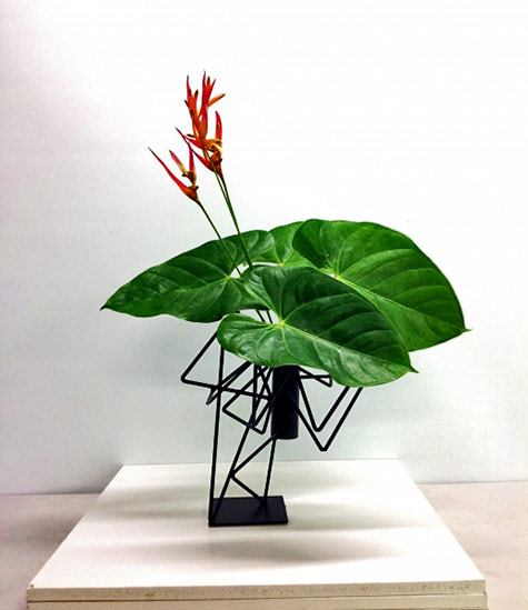 Pats-Ikebana--2013 red flowers and large green leaves 
