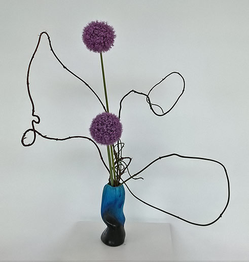 Pats Ikebana-2016---Vine and giant Allium