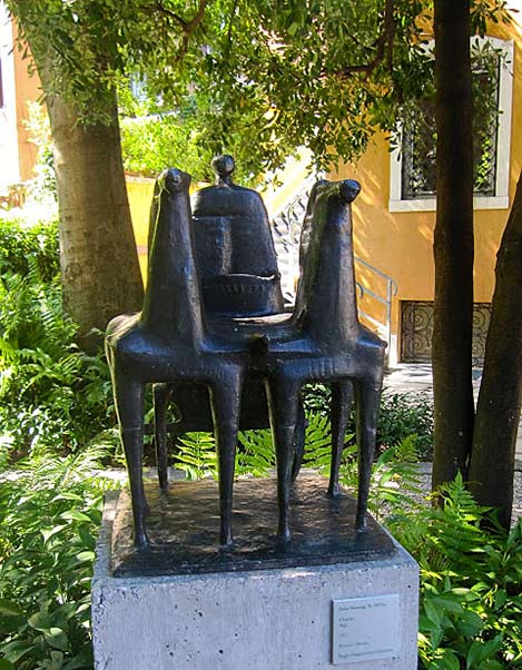 Peggy-Guggenhein-Museum-Chariot--Fritz-Koenig-(1957)