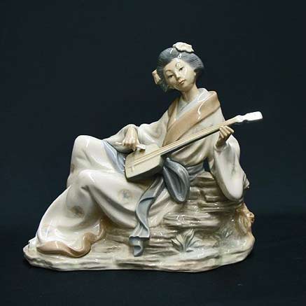 Reclining-Geisha figurine by Lladro
