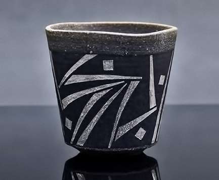 Sachiko Shimizu - white abstract design on black yunomi