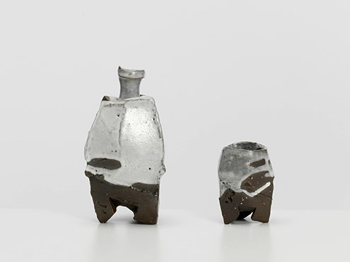 Sake-decanter-and-cup,-in-white-glaze,bizen-ware-ceramic,-Ryuichi-Kakurezaki-
