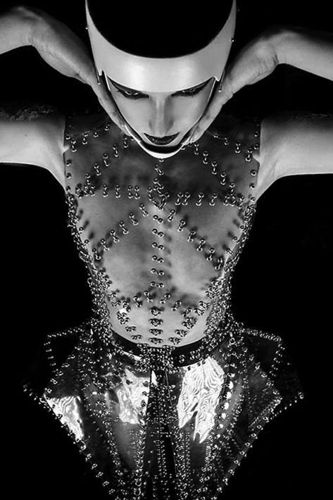 sculptural-fashion-clear-plastic-dress-with-graphic-silhouette-avant-garde-fashion-manuel-diaz