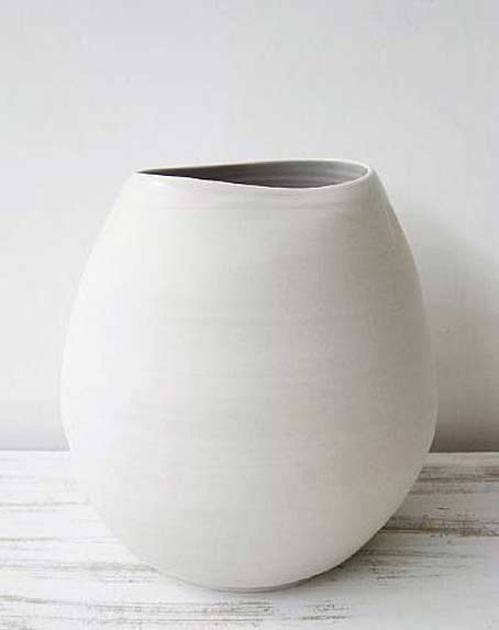 Shio-Kusaka-white-ceramic-porcelain vessel