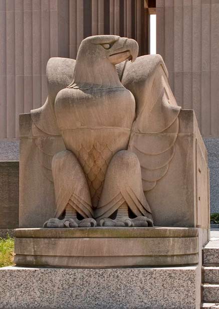 Soldiers-Memorial-in-Saint-Louis,-Missouri---eagle sculpture