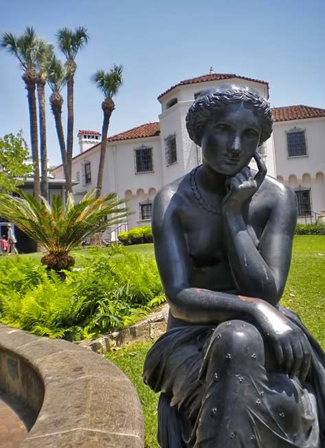 McNay-Art-Museum statue
