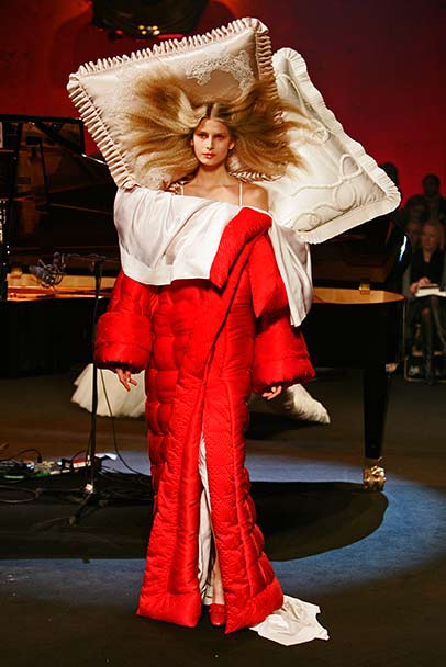 viktor-rolf-host-2005-hana-bedtime-stories-foto-peter-stigter