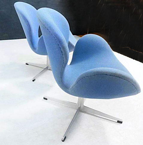 Vintage-Pair-of-Arne-Jacobsen-Swan-Chairs