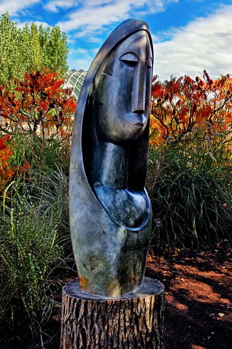Woman-of-Wisdom_stone statue Nicholas-Mukomberanw---photo-Michael-Menefee